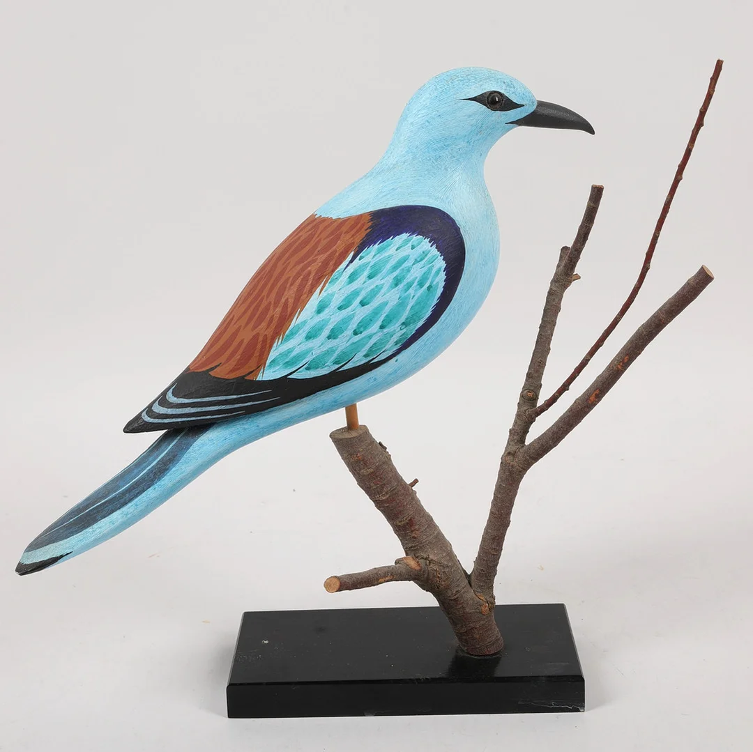 MARIO DI MAIO. Skulptur, bemålat trä, fågel på träsockel "Blåkråka", signerad, Frankrike. — Sculptures & Bronzes — Ekenbergs Auktioner