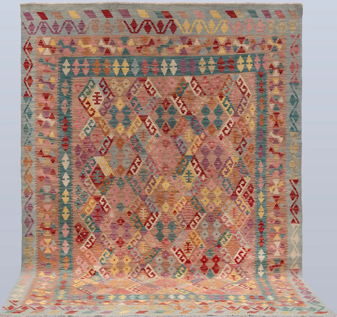MATTA. Kelim klassisk design, 275 x 204 cm. — Oriental Carpets & Textiles — Södermanlands Auktionsverk
