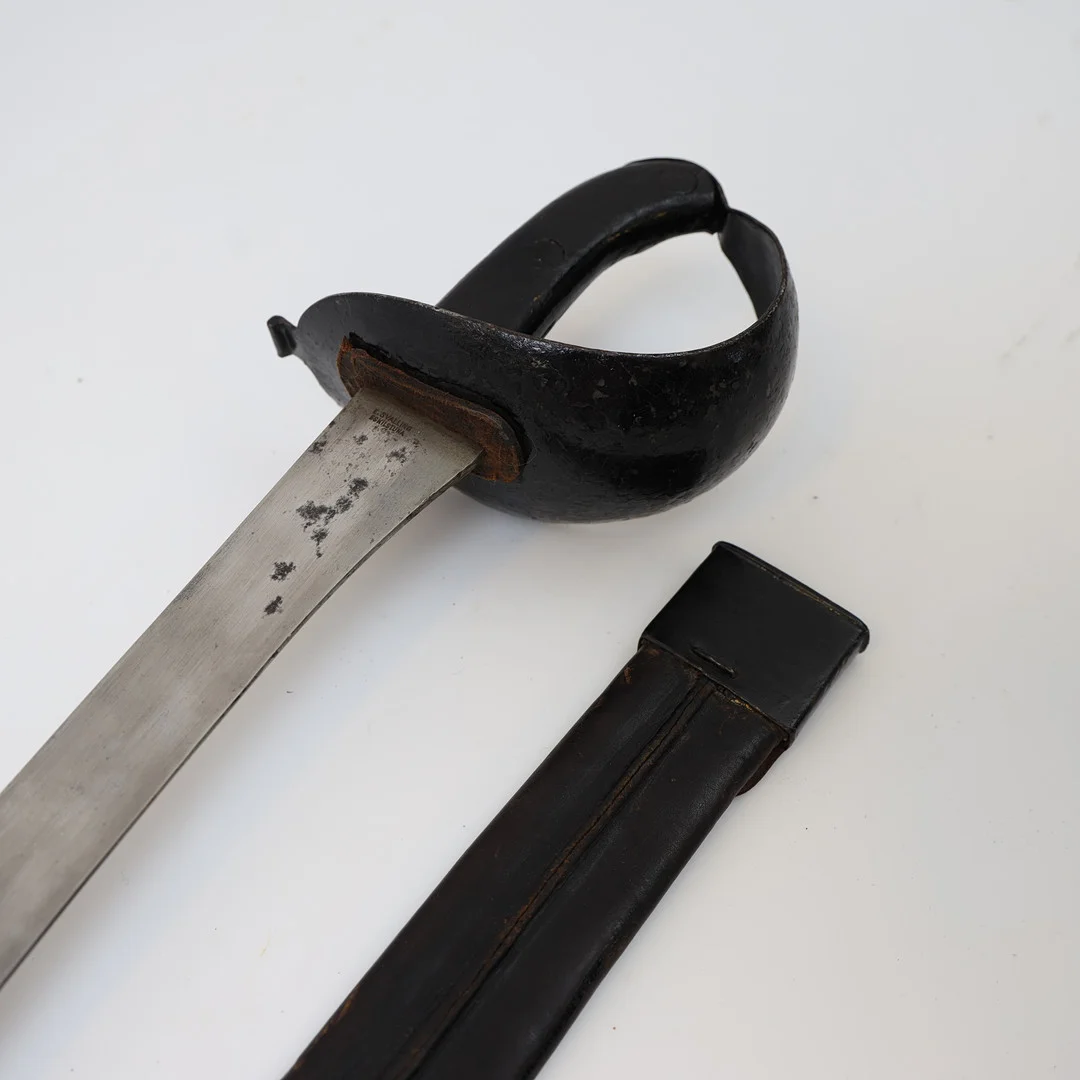 ÄNTERHUGGARE, m/ 1851, för svenska flottan. Svartmålat handtag, klinga av stål stämplad E Svalling Eskilstuna. — Edged weapons — Falun Auktionsbyrå