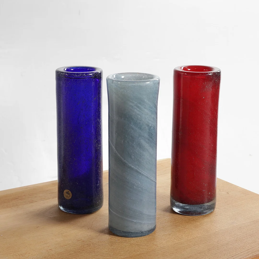 PER LÜTKEN (F. 1916, D. 1998). Tre vaser af lavaglas, blå, rød og lyseblå. Udført hos Holmegaard Glasværk, Danmark (3). — Art glass — Woxholt Auktionshus
