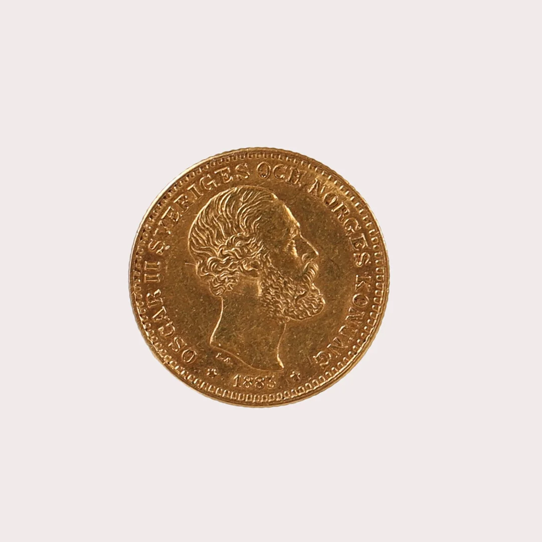 GULDMYNT, 10 kr, 21,6 K. 900/1000 guld. Oscar II år 1883. Totalvikt 4,48 gram. Finvikt 4,03 gram. — Coins & Banknotes — Limhamns Auktionsbyrå