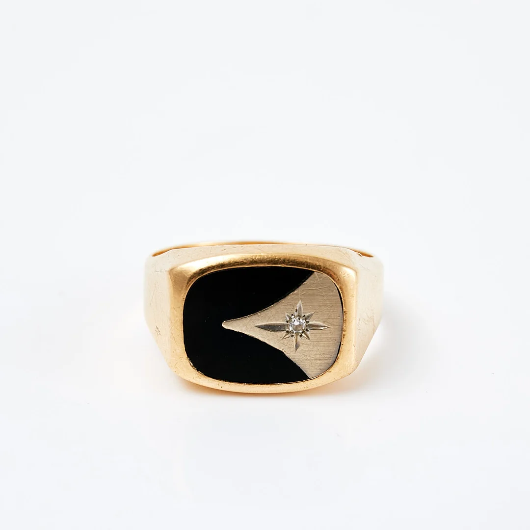 RING, s.k klackring, 18 k vit- och rödguld, 1 briljantslipad diamant, ca 0,016 ct. enligt gravyr, dekor av planslipad onyx, svensk kontrollstämpel. — Rings — Stockholms Auktionsverk Sickla