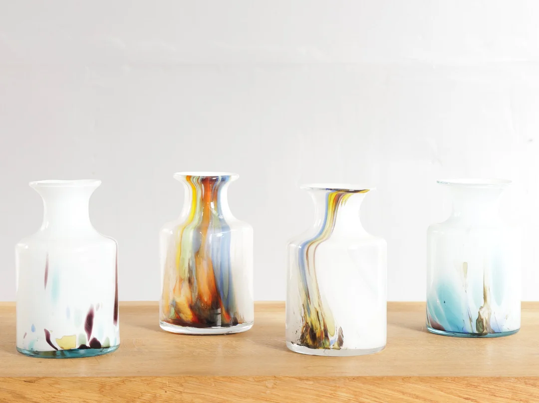 PER LÜTKEN (F. 1916, D. 1998). Fire vaser af hvidt glas med flerfarvede dekorationer. Udført hos Kastrup-Holmegaard Glasværk, Danmark (4). — Art glass — Woxholt Auktionshus