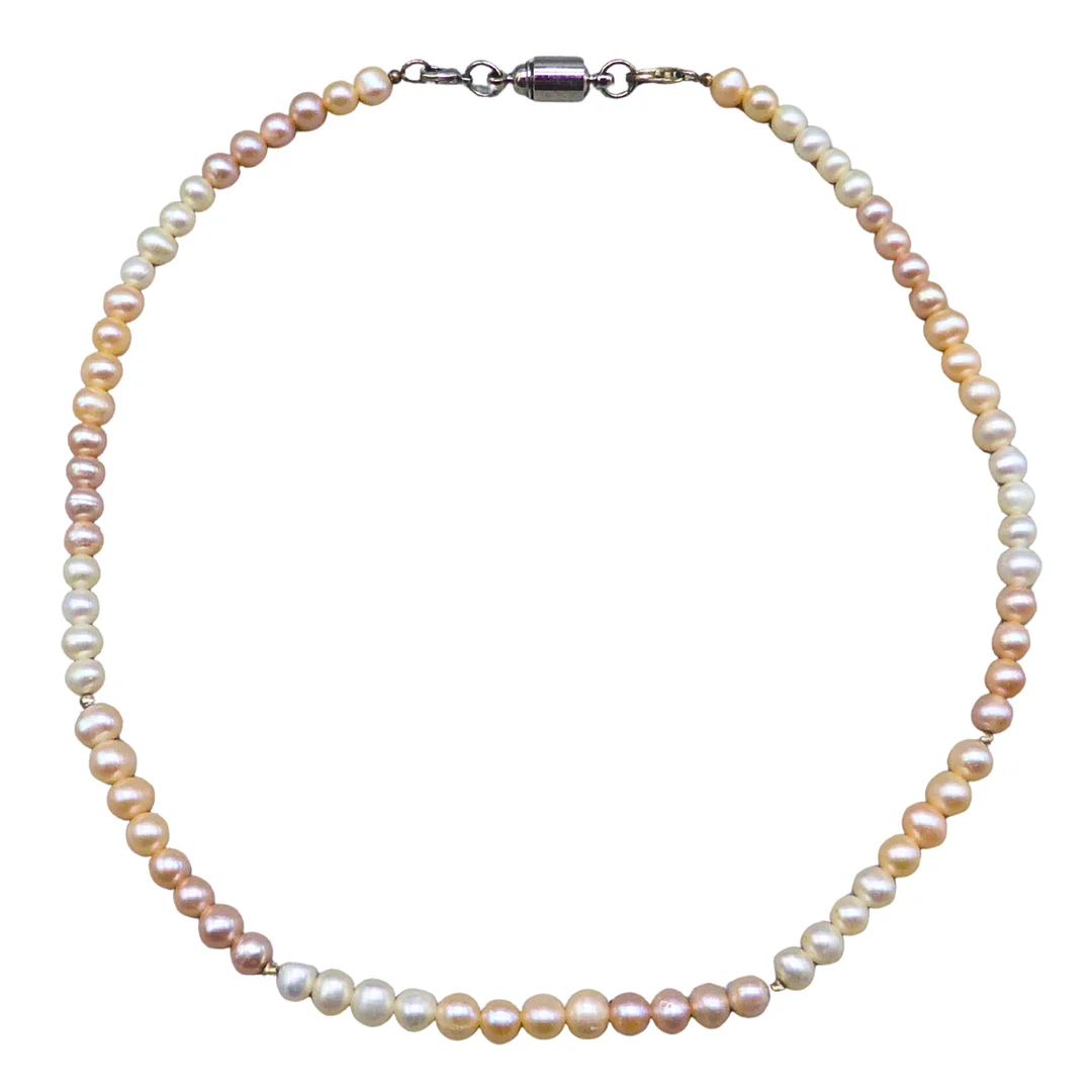 SÜSSWASSER-ZUCHTPERLENKETTE MIT VERLÄNGERUNGSSTÜCK UND KARABINERVERSCHLUSS. — Necklace — Auktionshaus Stuber's Hammerschlag