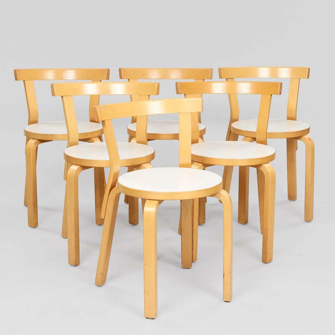 ALVAR AALTO. Et sæt på seks stole af birk, sæder med hvidt laminat, model nr. 68, Artek, Finland, formgivet 1935, (6). — Armchairs & Chairs — Palsgaard Kunstauktioner