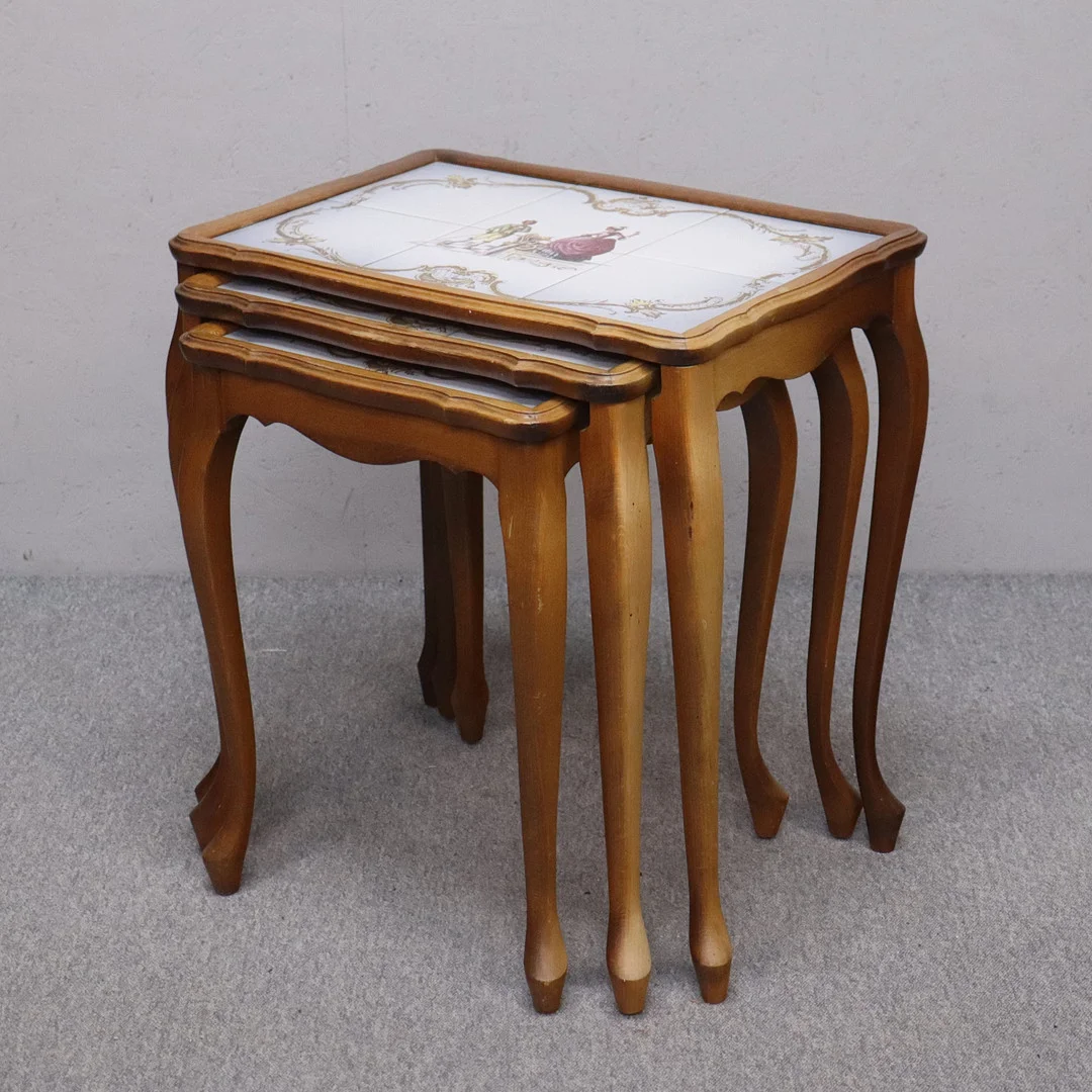 SATSBORD, rokokostil, lackat lövträ med bemålade kakelplattor, 3 delar. — Tables — Markus Auktioner