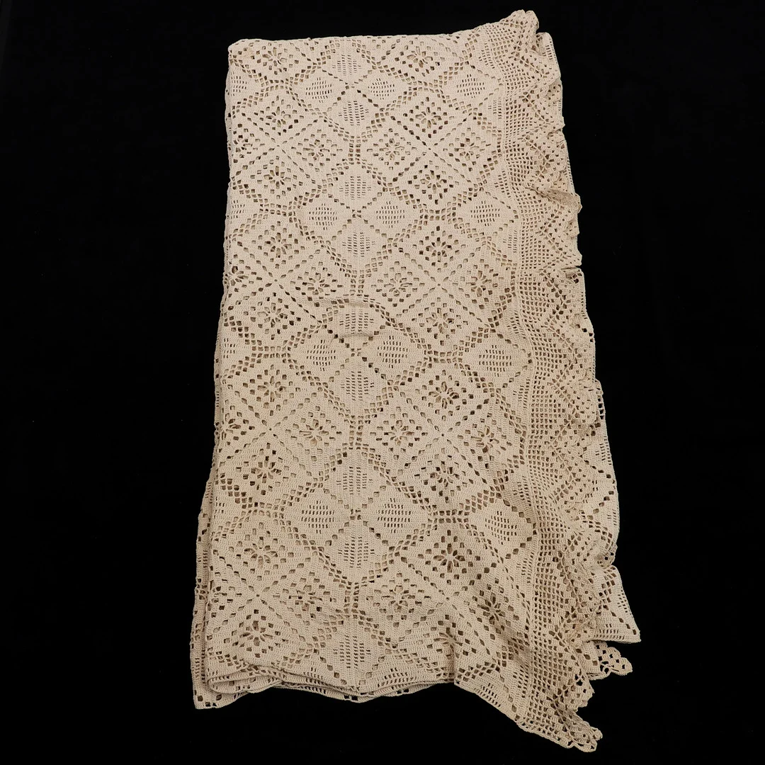 ÖVERKAST, virkat. — Textiles — Växjö Auktionskammare