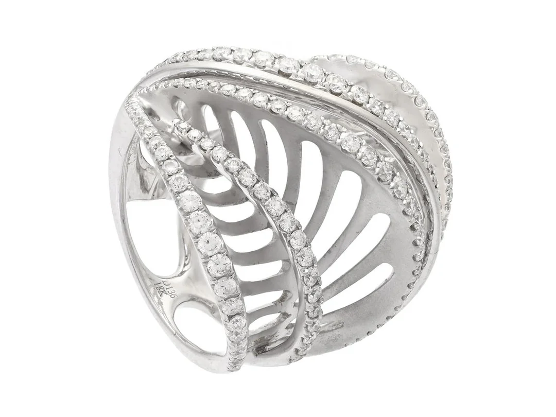 RING, 18K vitguld, delvis matterat, briljantslipade diamanter 1,36 ctv, ca TW-TCr/VS-SI, stl 17 mm, vikt 12,5 g. — Smycken/Ring — Kaplans