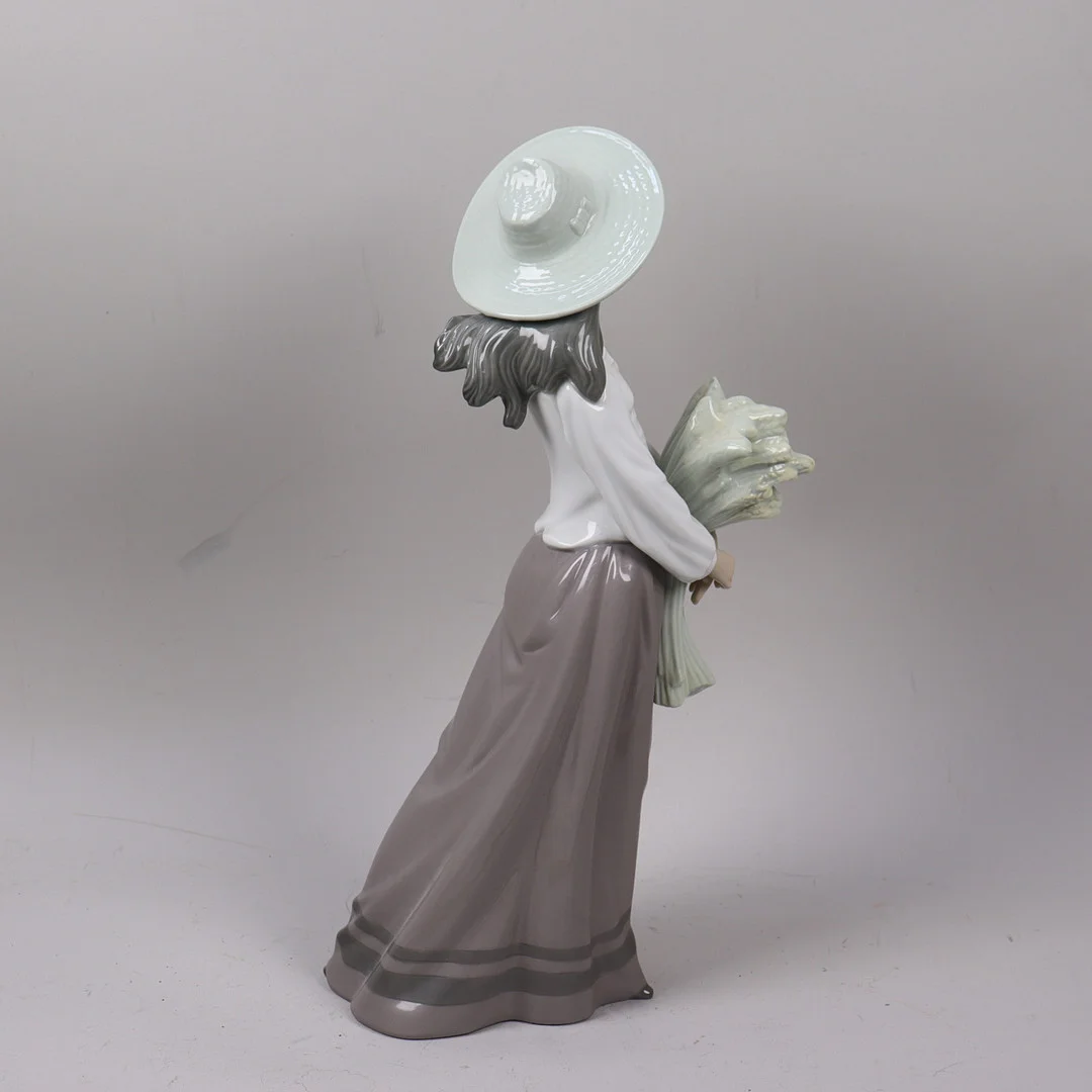FIGURIN, Nao by Lladro, kvinna med kärve, Spanien. — European — Markus Auktioner