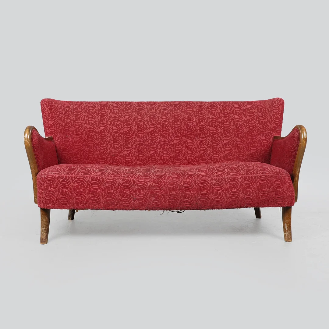 ALFRED CHRISTENSEN. TILSKREVET. Fritstående tre-personers sofa, 1950'erne. — Sofas & Seatings — Bidstrup Auktioner