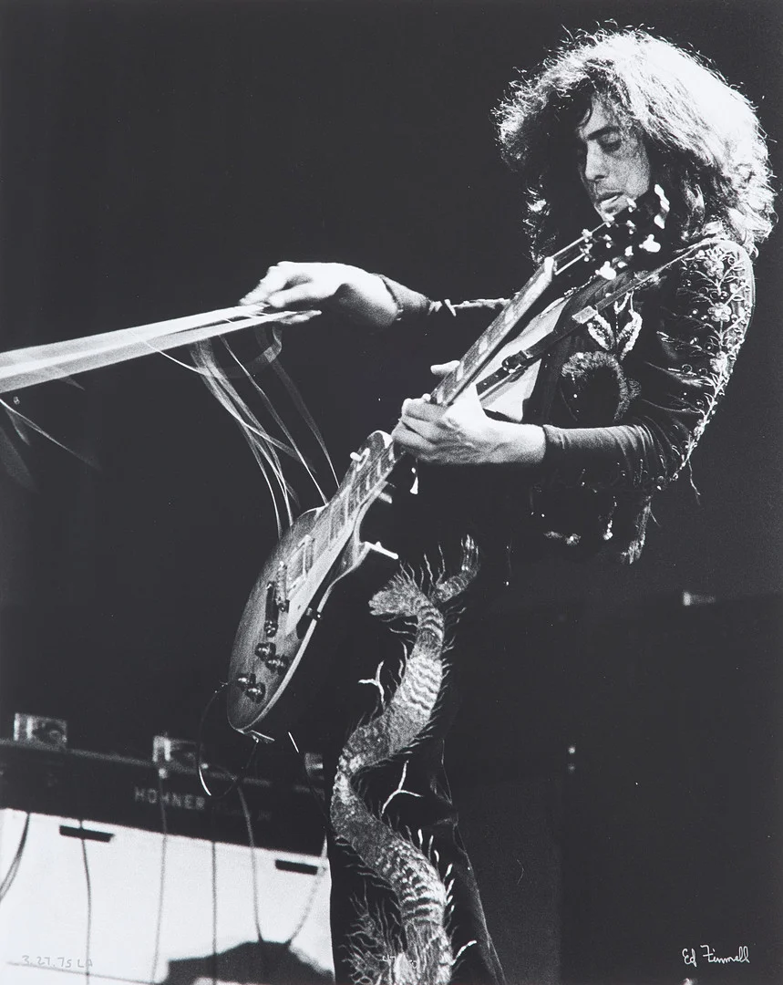 ED FINNELL (USA/SVERIGE, FÖDD 1956). Jimmy Page, Led Zeppelin, "Physical Grafitti Tour", Los Angeles, Forum, 27 Mars 1975, signerad Ed Finnell, numrerad 47/50. — Photography — Stockholms Auktionsverk Sickla