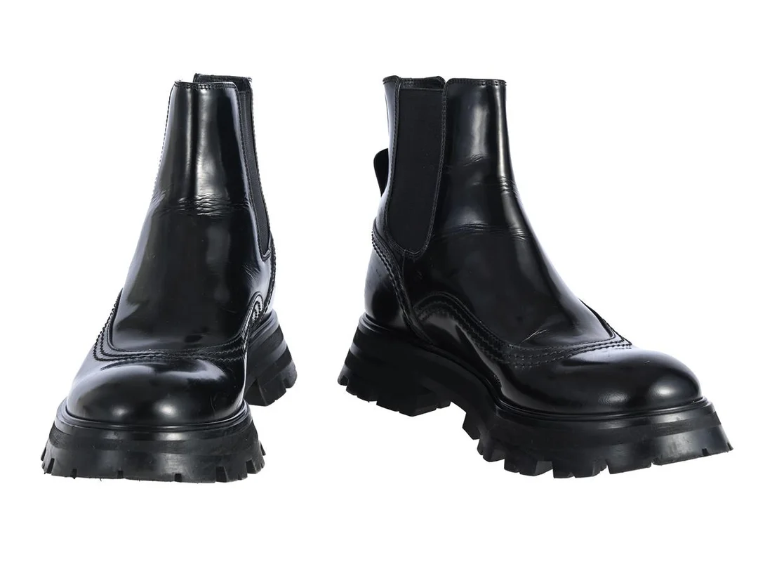 SKOR, ALEXANDER MCQUEEN, Boots, svart lackskinn, stl 37, lätt slitage, kartong. — Kläder/Stövlar — Kaplans