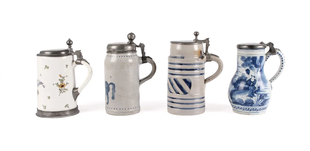 Collection of earthenware mugs/Walzenkrug with tin lids (4) — Glass, porcelain and ceramics/Other glass, porcelain and ceramics — Lauritz