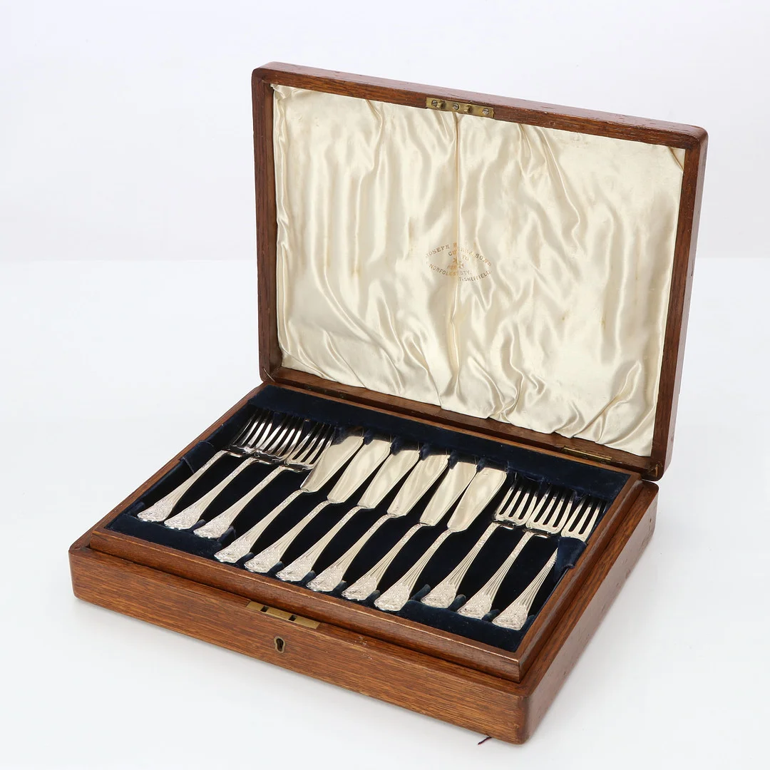 FISKBESTICK, ROSENDALS SLOTT, 11+12 ST. Pläter, England omkring 1900, etui i ek. — Silver plated — Skånes Auktionsverk