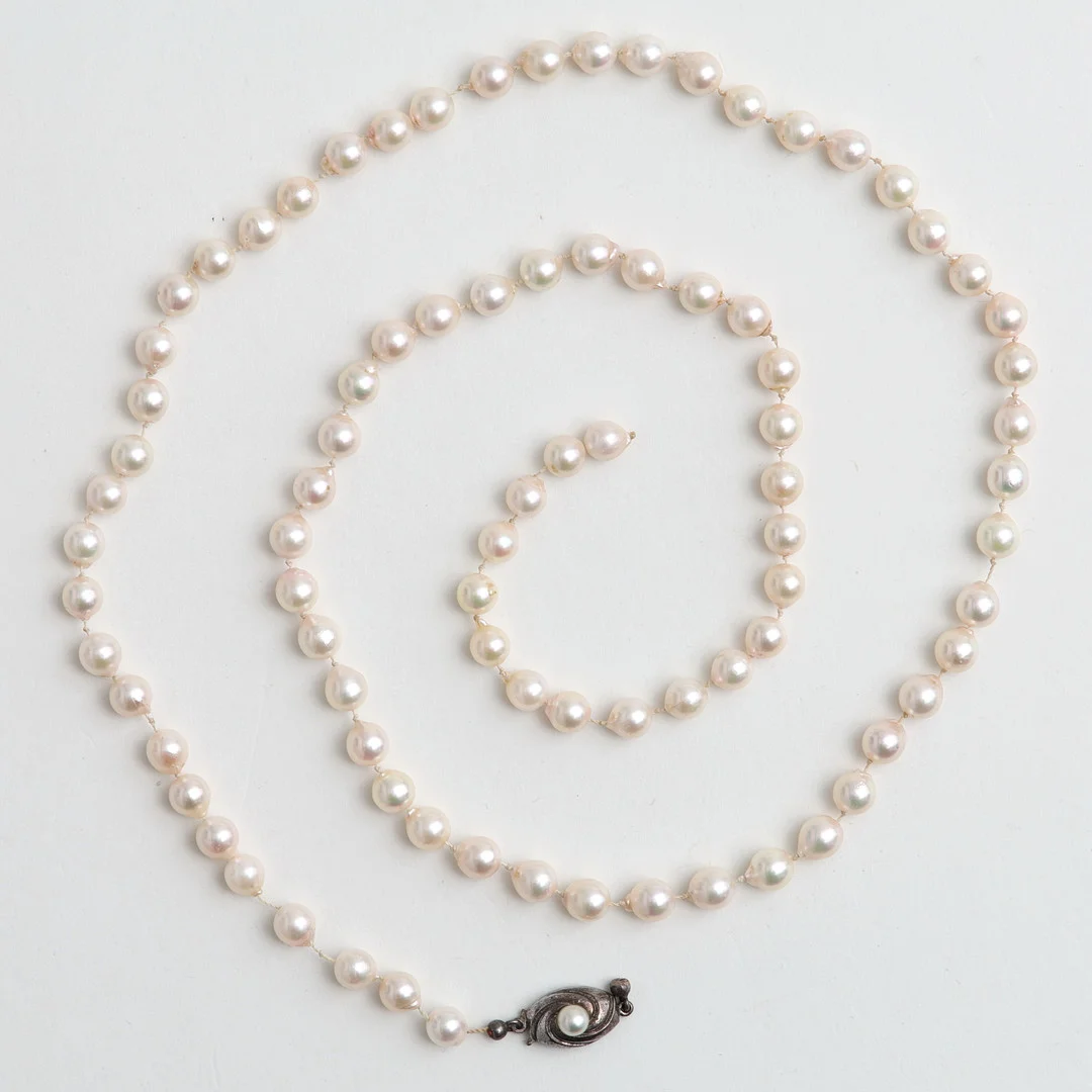 PÄRLCOLLIER. Odlade pärlor, lås i silver. — Necklace — Auktionshuset Thelin & Johansson