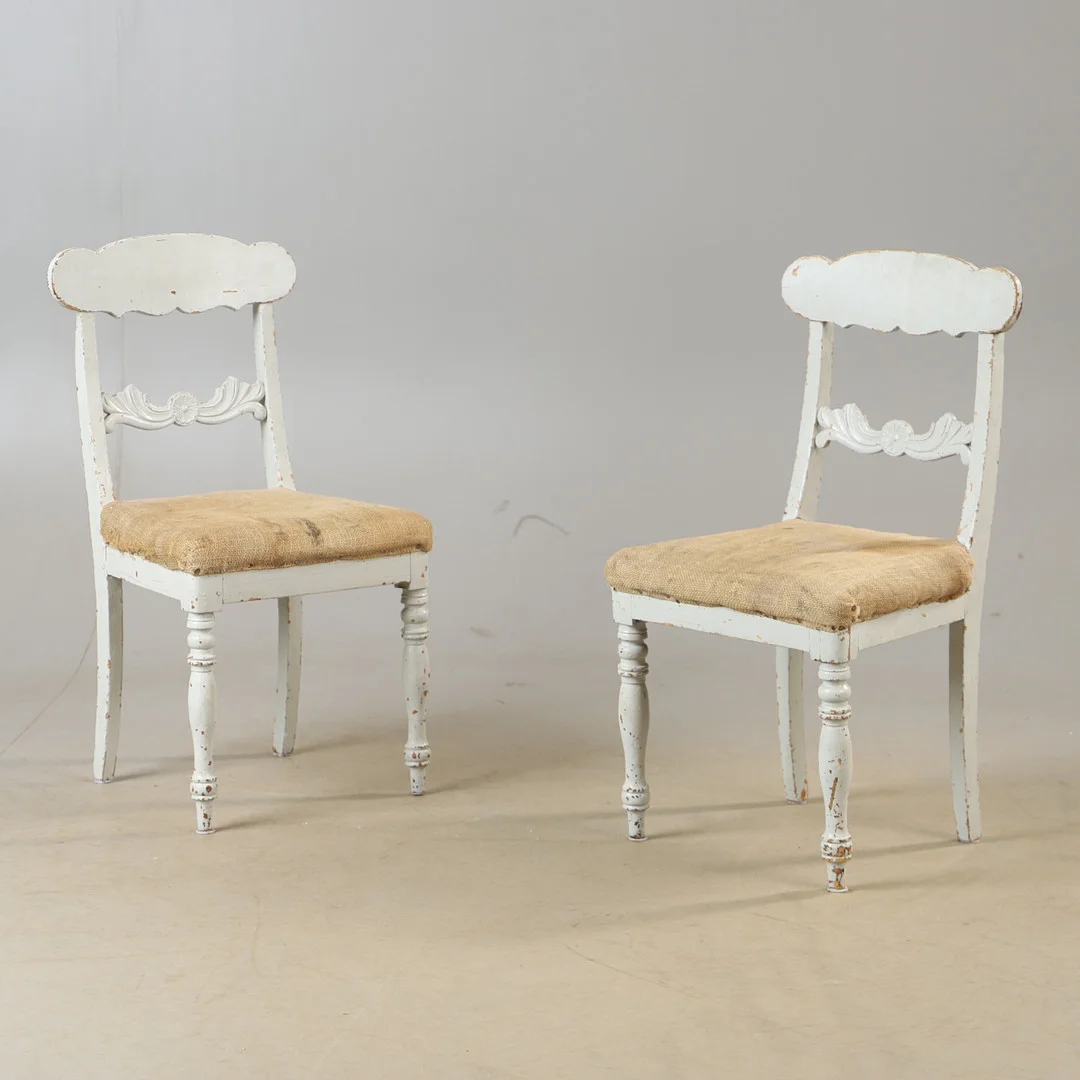 STOLAR, 1 par, målade, 1800-tal. — Armchairs & Chairs — Helsingborgs Auktionskammare