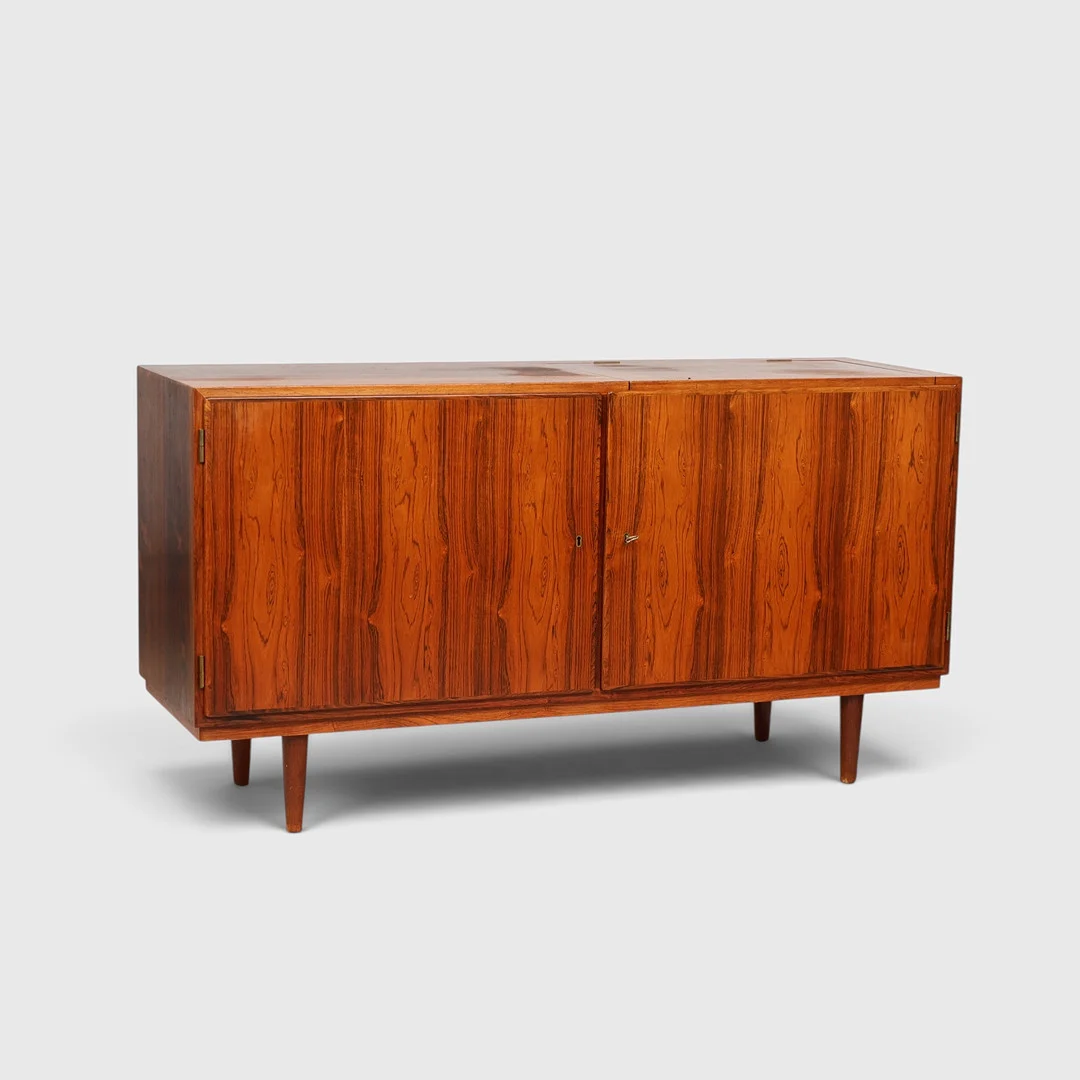 CARLO JENSEN. Skænk af palisander, Hundevad & Co. Danmark, 1960'erne. — Cupboards, Cabinets & Shelves — Palsgaard Kunstauktioner