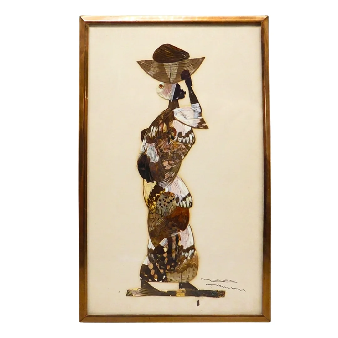 AFRIKANISCHES SCHMETTERLINGSFLÜGEL-MOSAIK EINER FRAU MIT KORB. — African tribal art — Auktionshaus Stuber's Hammerschlag
