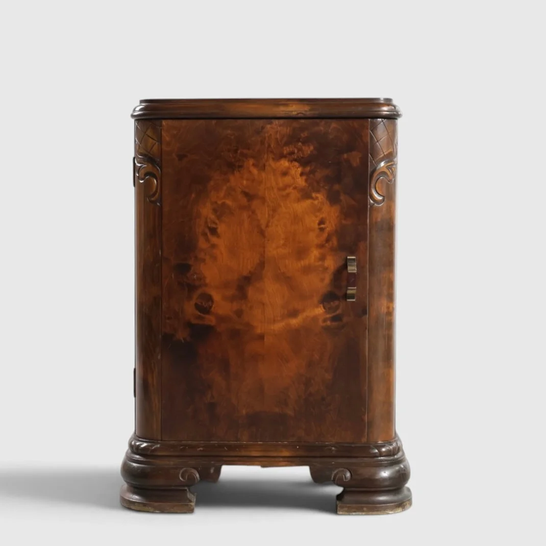 Art decó sidebord af bejdset mahogni, front med låge bag hvilke hylde. Udført og mærket hos Robert Rasmussen, Valby. Danmark, 1930-40'erne. — Cupboards, Cabinets & Shelves — Woxholt Auktionshus