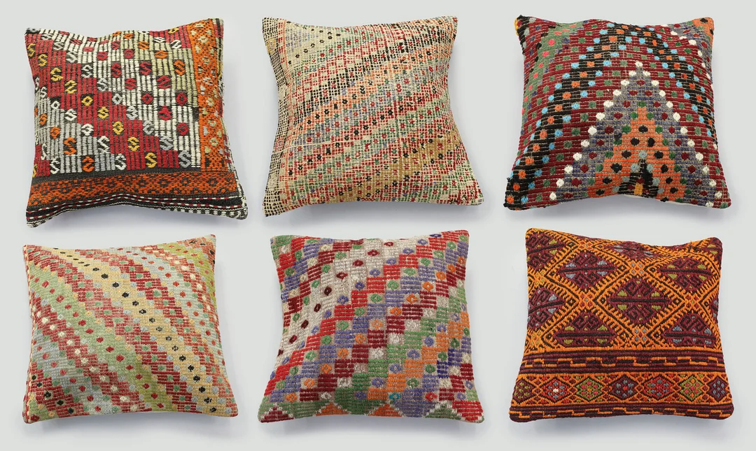 KUDDFODRAL. Parti kuddfodral 6st, anatoliska Kelim fragment, 50 x 50 cm. — Oriental Carpets & Textiles — Gomér & Andersson Jönköping