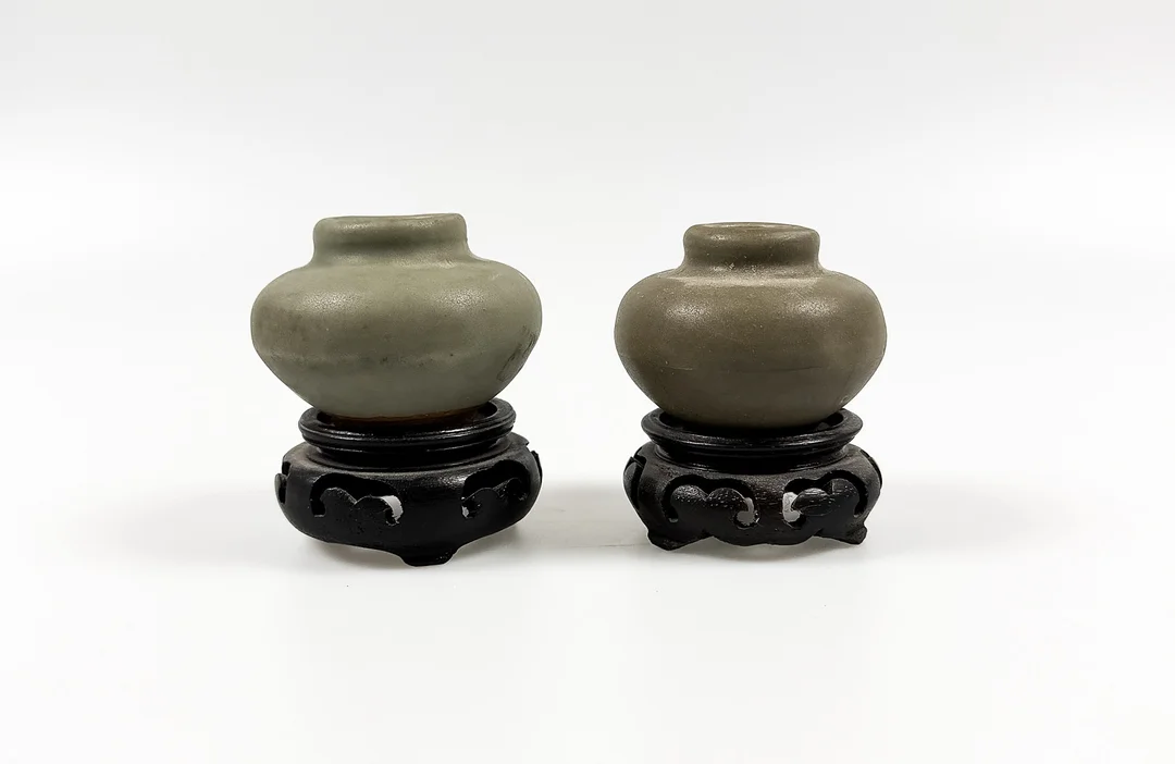 OLJEFLASKOR, 2 st, celadon, Sung, 960-1279. — Ceramics & Porcelain — Auktionshuset STO Bohuslän
