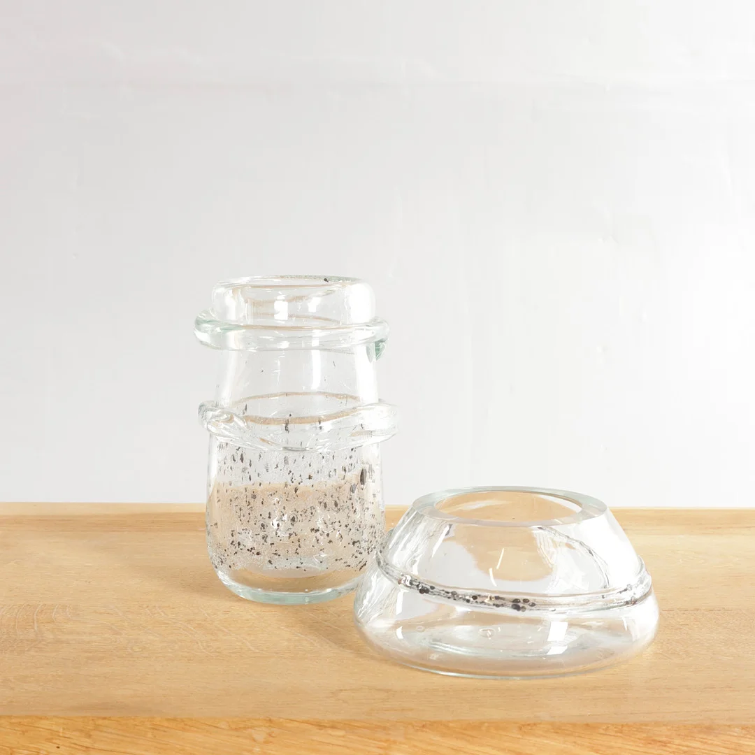 PER LÜTKEN (F. 1916, D. 1998). To vaser af klart glas med omlagt bånd. Udført og mærket Holmegaard Glasværk (2). — Art glass — Woxholt Auktionshus
