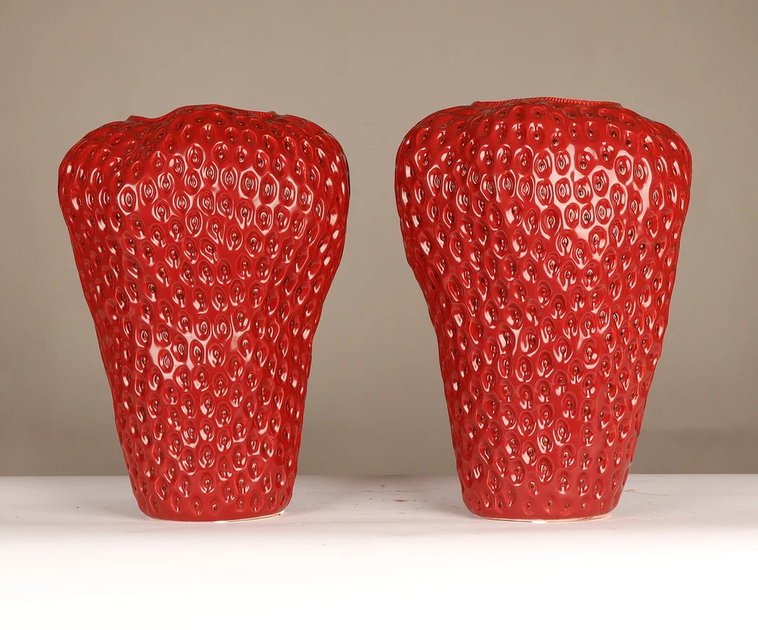 Pareja de grandes jarrones en cerámica esmaltada en forma de fresa. — Ceramics & Porcelain — Barcelona Auctions