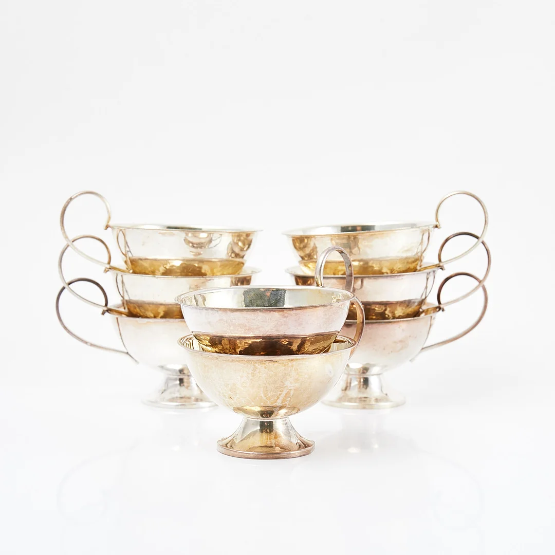 PUNSCHKOPPAR. 8 st, invändigt förgyllda, hamrad dekor, Ceson Guldvaru Ab, Göteborg, 1970-tal. — Silver — Stockholms Auktionsverk Sickla