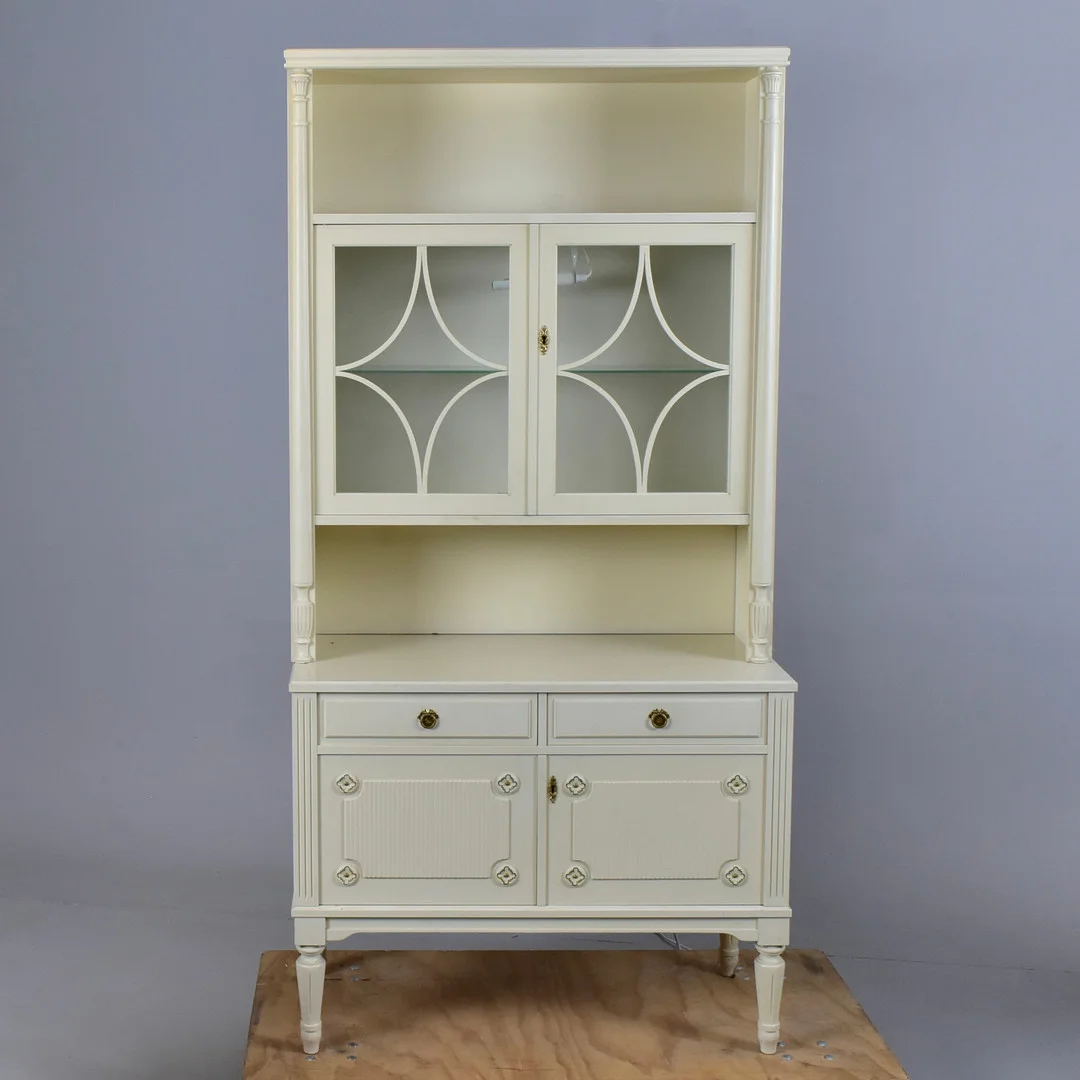 VITRINSKÅP, gustaviansk stil, 1900-tal. — Cupboards, Cabinets & Shelves — Halmstads Auktionskammare