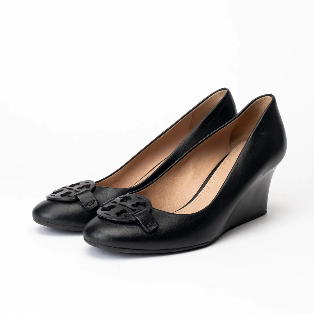 TORY BURCH. Pumps med kilklack, "Julianne" wedge, USA, storl 8,5. — Vintage & Designer Fashion — Auktionshuset Kolonn