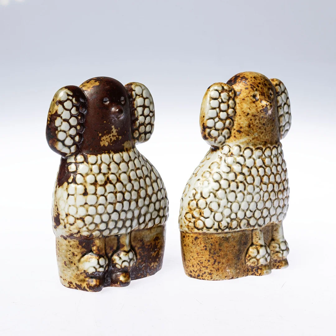 LISA LARSON. Figuriner, ett par, "Tvillingpudlar", Gustavberg. — European — Handelslagret Auktionsservice