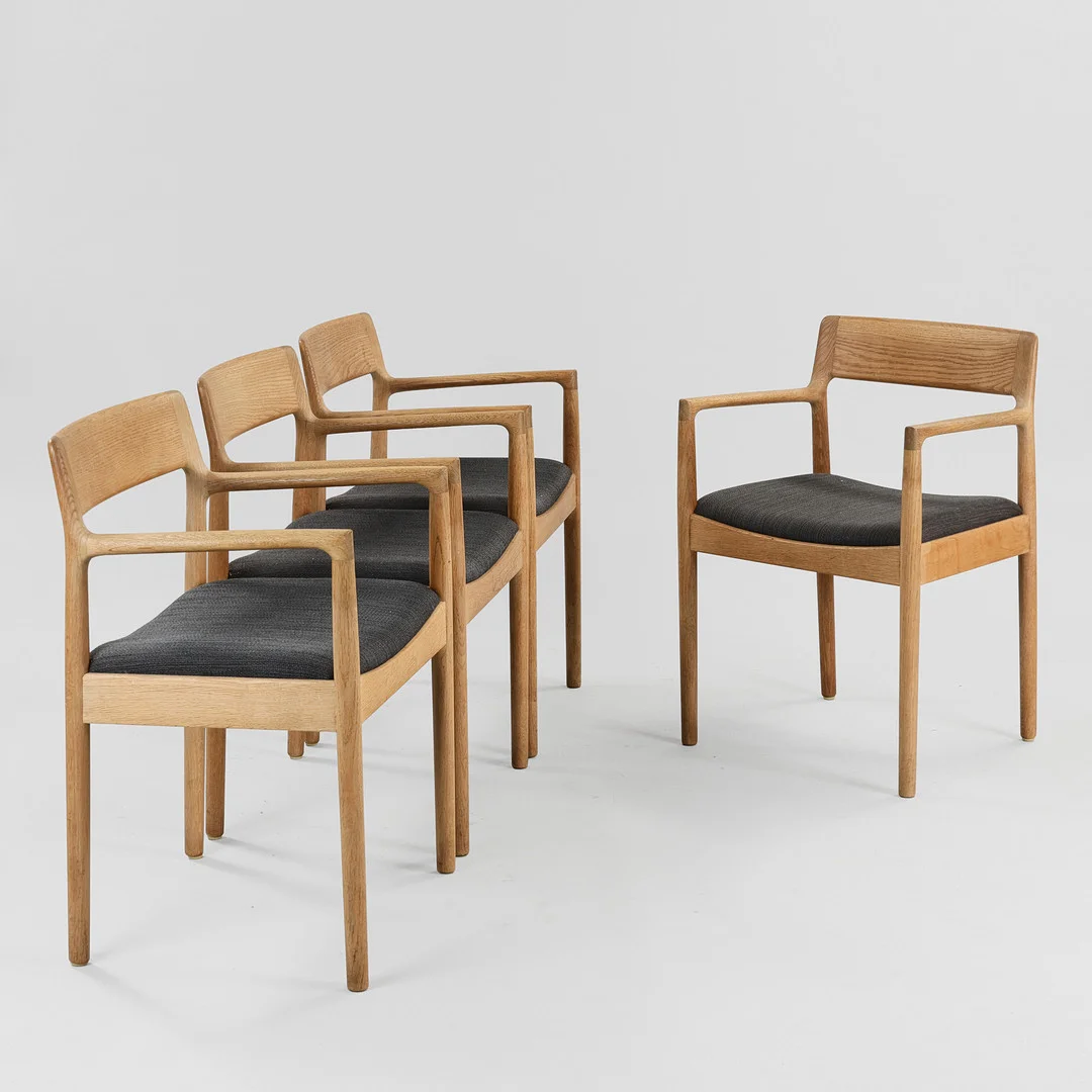 DANSK MØBELDESIGN: Sæt på fire armstole af massivt egetræ og sæder betrukket med mørkegråt tekstil, dansk møbelproducent, 1970/80'erne, (4). — Armchairs & Chairs — Palsgaard Kunstauktioner