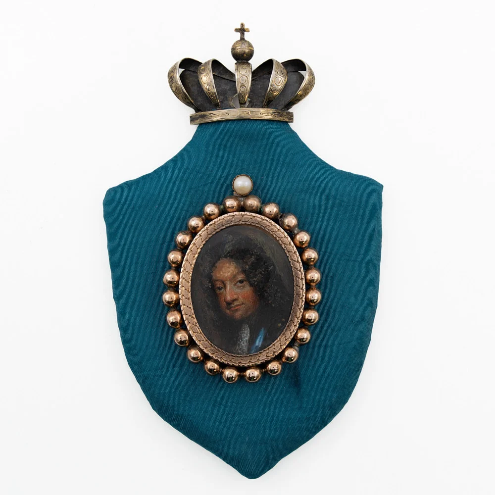 ANDREAS THORNBORG (1730-1780). KÖNIG CHRISTIAN V. VON DÄNEMARK. MINIATURGEMÄLDE (TEMPERA AUF PLATTE), VERGOLDETE MEDAILLONFASSUNG, AUF SCHILDFÖRMIGER PLATTE MONTIERT, KRONE AUS VERGOLDETEM SILBER, 17.–18. JAHRHUNDERT. — Paintings — Kunst- und Auktionshaus Kleinhenz