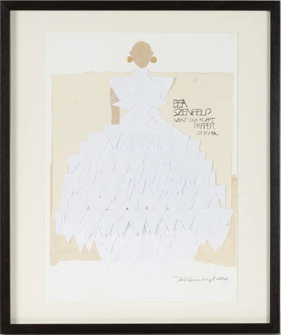 TONIE LEWENHAUPT (FÖDD 1937). "Bea Szenfeld, vikt och klippt papper 2010-tal", collage, signerad och daterad 2020. Ett collage i två dimensioner av konstnären Bea Szenfelds tredimensionella klänning i vikt vitt papper där de geometriska formernas skuggor ger extra liv. — Other — Stockholms Auktionsverk Helsingborg