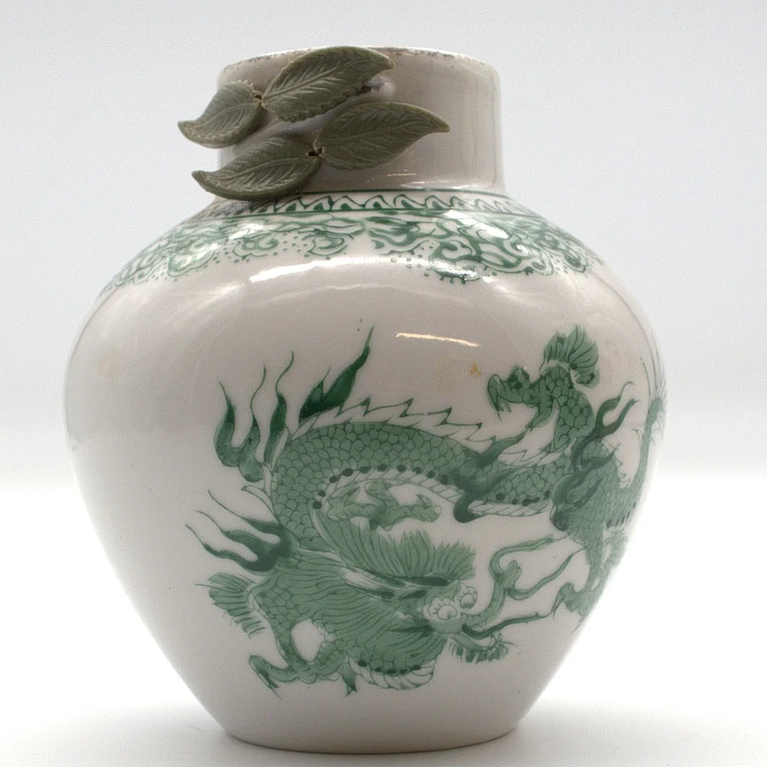 JAPANISCHE VASE AUS KERAMIK MIT PLASTISCHEN BLÄTTERN SOWIE GRÜNEM MING-DRACHEN. — Ceramics & Porcelain — Kunst- und Auktionshaus Kleinhenz
