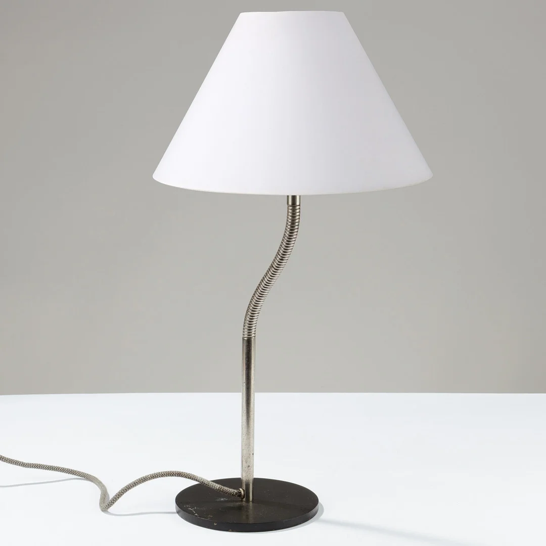 Bordlampe med flexarm af forkromet metal, rund fod af lakeret stål, Skandinavien, ca. 1950'erne. — Table Lamps — Palsgaard Kunstauktioner