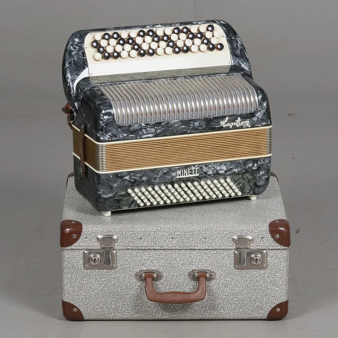 DRAGSPEL, Hagström Minuett, andra halvan av 1900-talet. — Musical instruments — Örebro Stadsauktioner