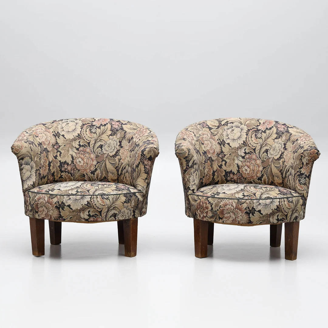 FÅTÖLJER, ett par, jacquard textil med blommor, art deco, välvd form, 1920/30-tal. — Armchairs & Chairs — Auktionsmagasinet Vänersborg