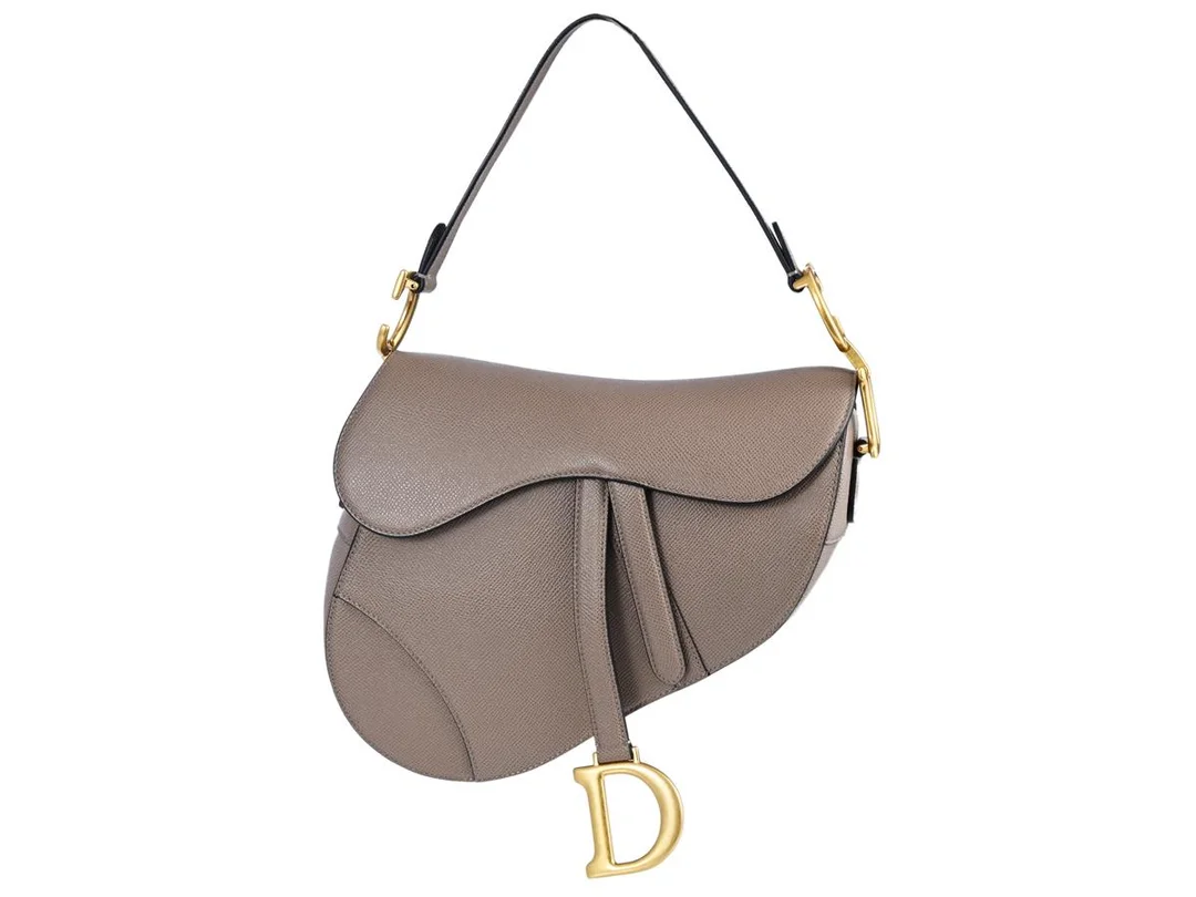 DIOR, VÄSKA, Saddle Bag, Eutope Blush Grained kalvskinn, guldfärgade beslag, 25x20x6 cm, märkt 09-MA-1211, år 2021, care booklet, cert, dustbag. Very Good Condition. — Accessoarer/Väskor — Kaplans