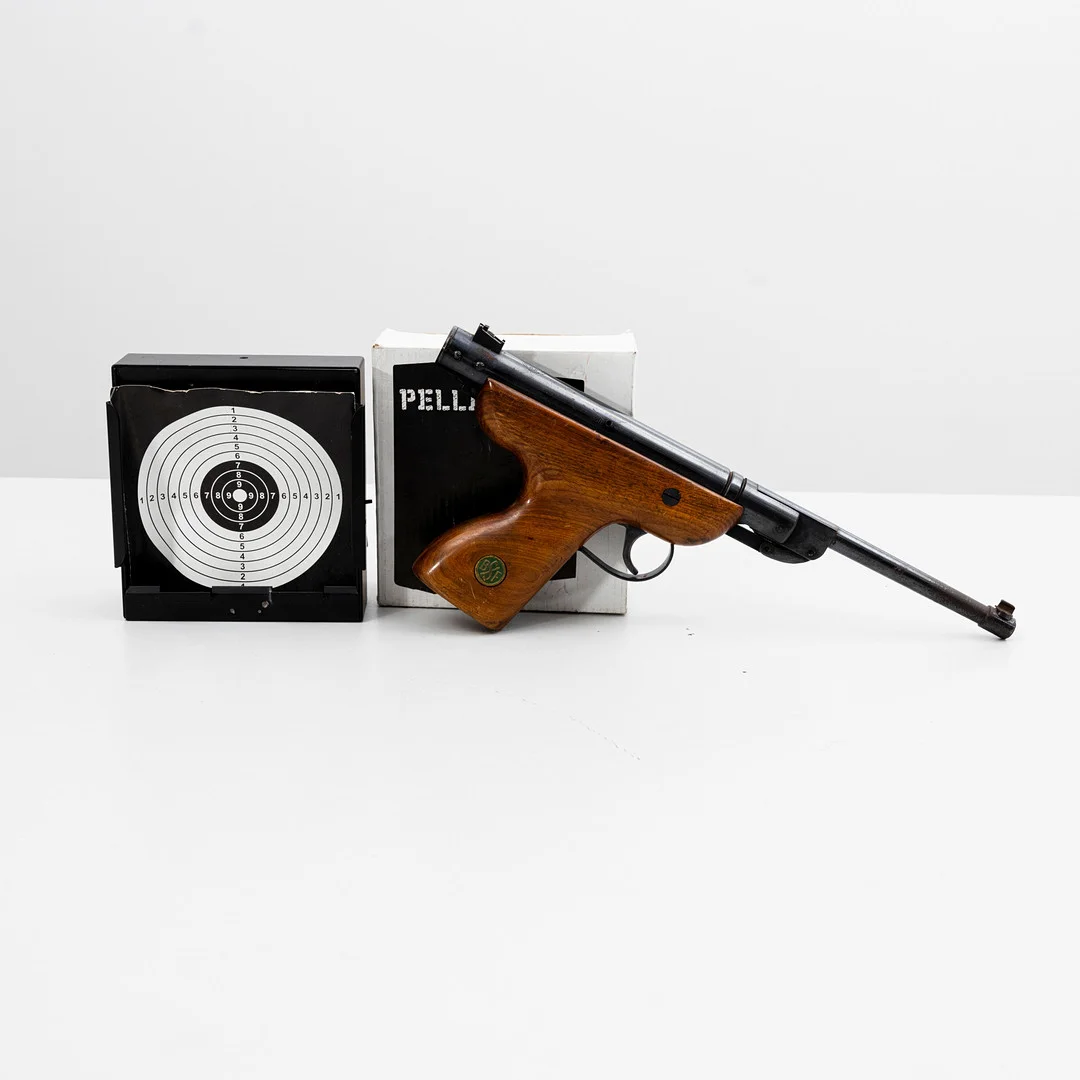 LUFTPISTOL, KULFÅNG, PAPPERSMÅLTAVLOR samt PELLETS, modell S20, BSF kaliber 4.5 mm, Tyskland. — Guns & Rifles — Auktionshuset Kolonn