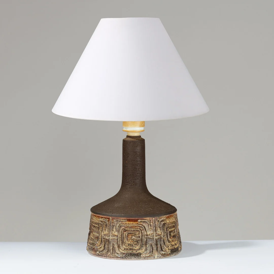 JETTE HELLERØE (F.1940). Bordlampe af delvist glaseret stentøj udsmykket med abstrakt dekoration i relief, modelnr. 632, Axella, Danmark, 1970'erne. — Table Lamps — Palsgaard Kunstauktioner