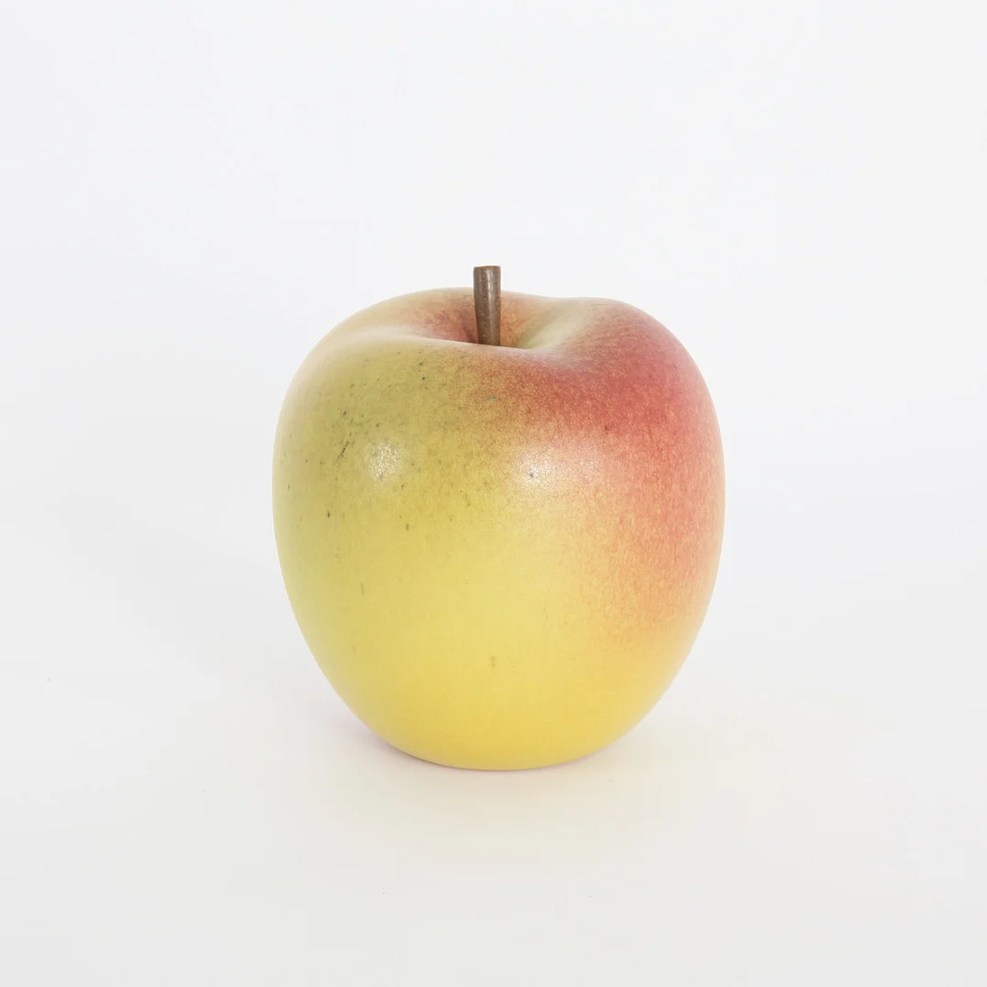 KAJ FOGELBERG. f 1944. Skulptur "Äpple", 15 cm högt, keramik, signerat. — European — Auktionsverket Engelholm