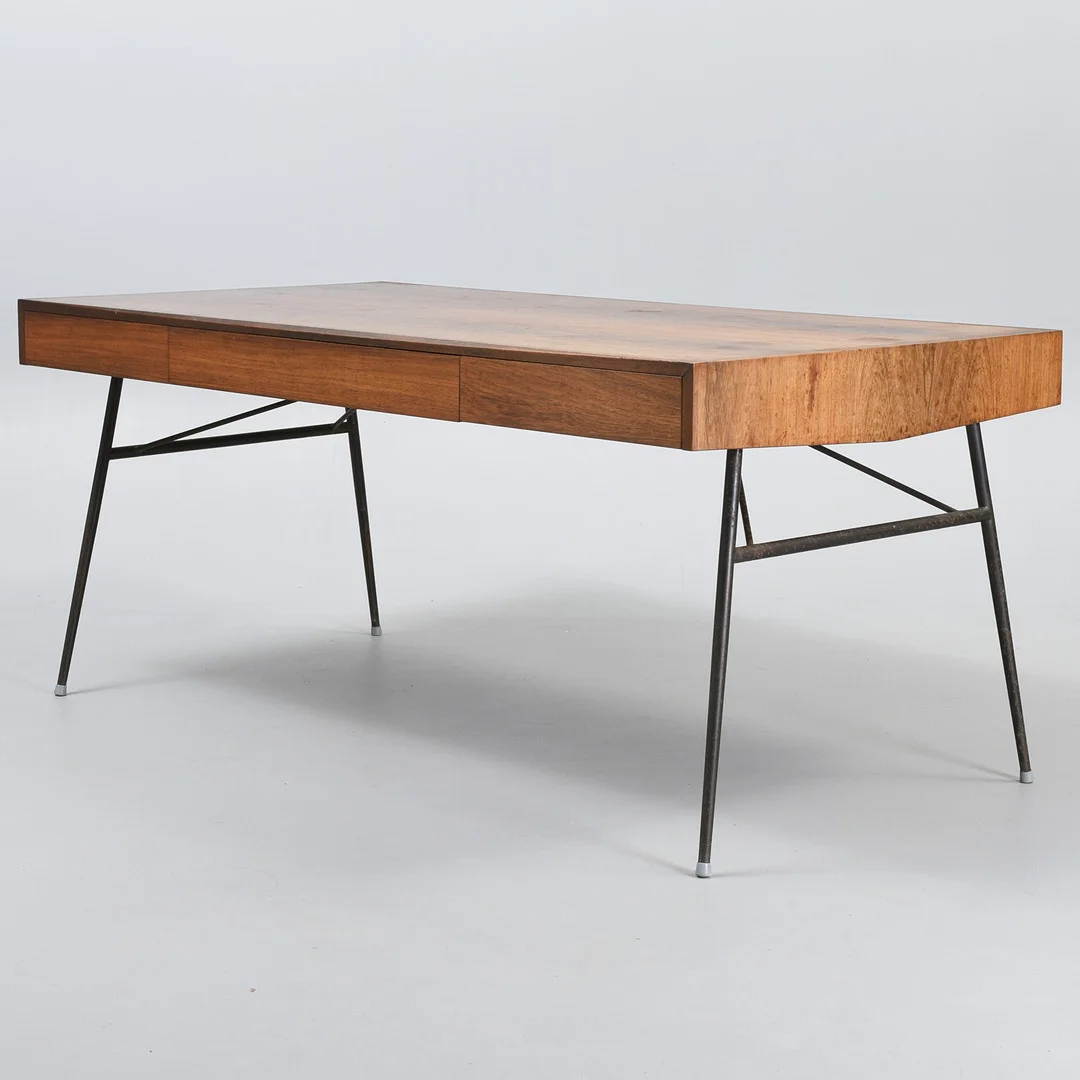 DANSK MØBELDESIGN. Fritstående skrivebord i palisander på ben af metal. Front med tre skuffer. — Tables — Sørensen Auktioner