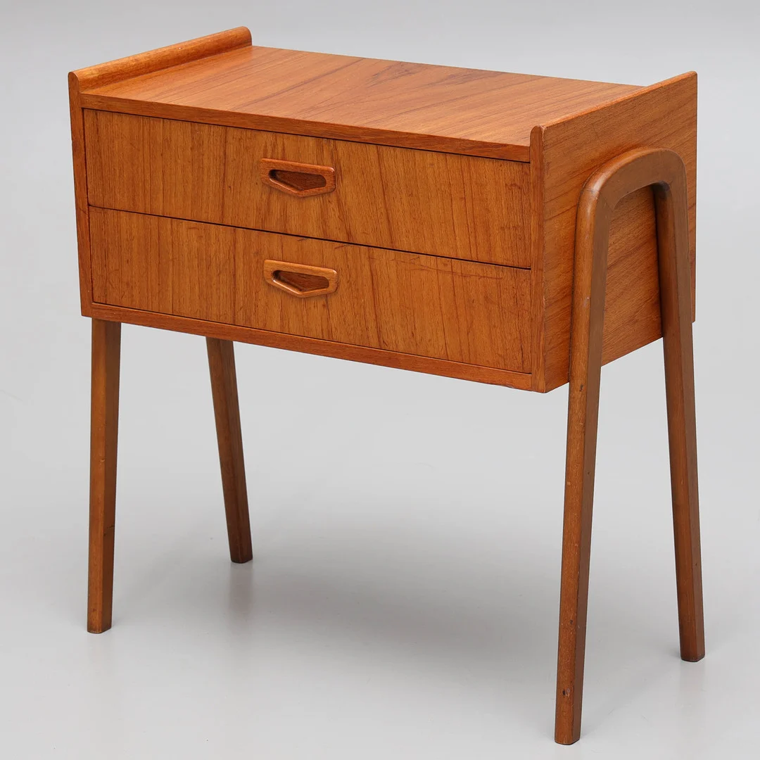 HALLMÖBEL/BYRÅ, fanerad i teak, 1950/60-tal. — Chests of drawers — Auktionsmagasinet Vänersborg