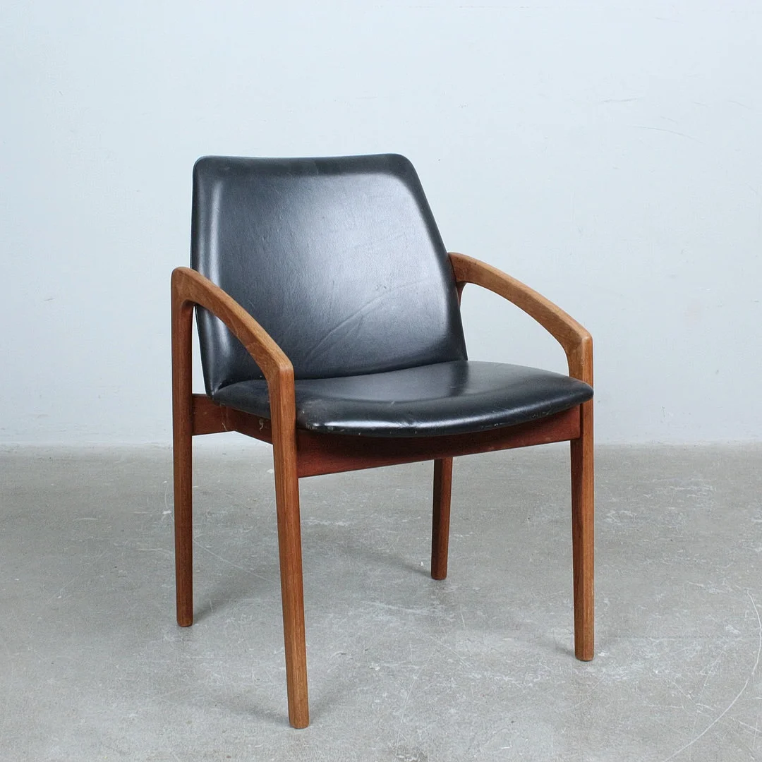HENNING KJÆRNULF. für Korup Stolefabrik, Armlehnsuhl, Modell '' 23 '' , Teak, Leder, 1960er. — Armchairs & Chairs — Stockholms Auktionsverk Düsseldorf/Neuss