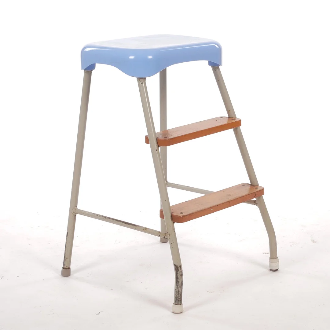 STEGPALL, järn, trä och plast, 1900-talets sista kvartal. — Armchairs & Chairs — Auktionsfirma Kenneth Svensson i Kalmar