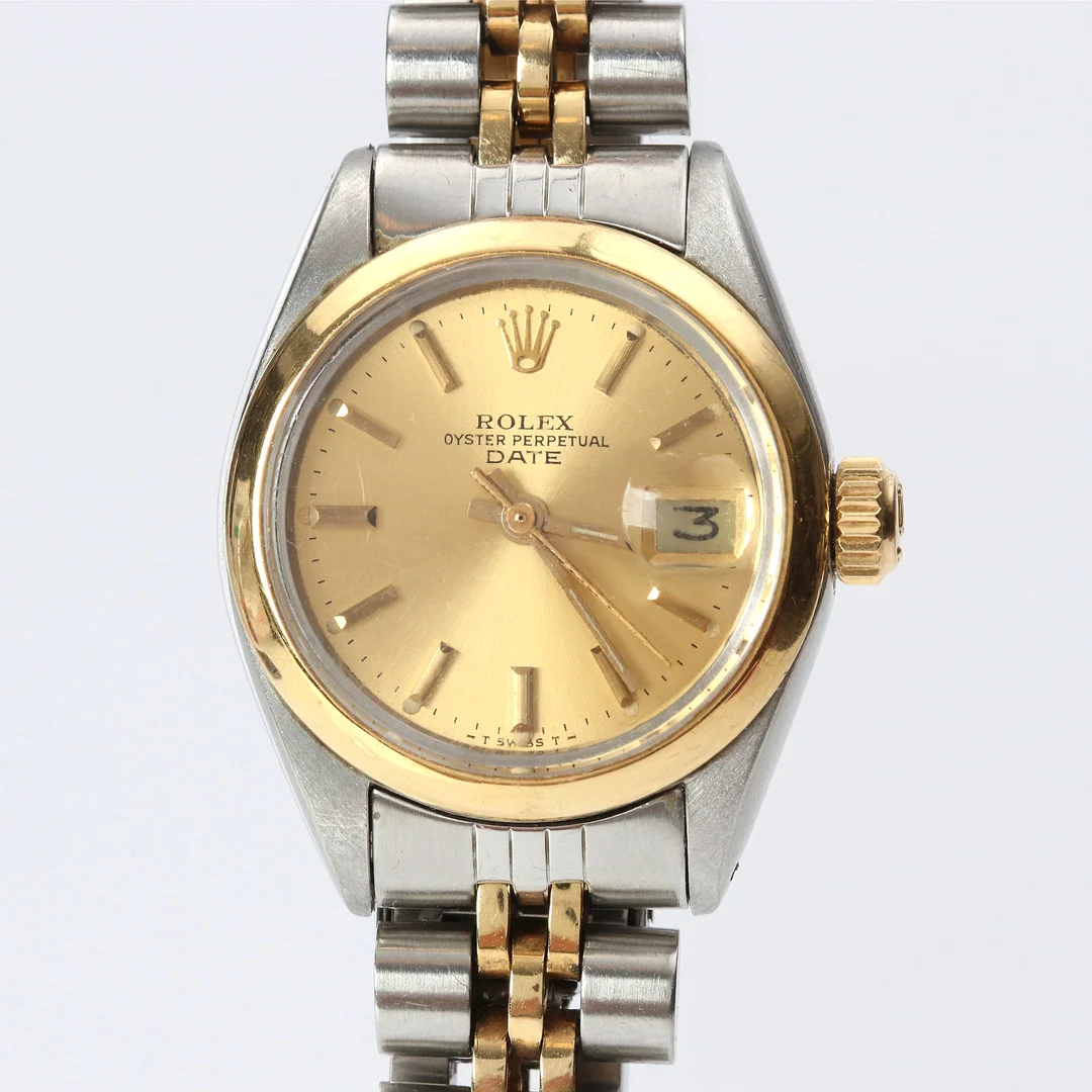 ROLEX OYSTER PERPETUAL DATE, DAMARMBANDSUR. Stål och guld, automatisk, ca 1979. — Wristwatches — Skånes Auktionsverk