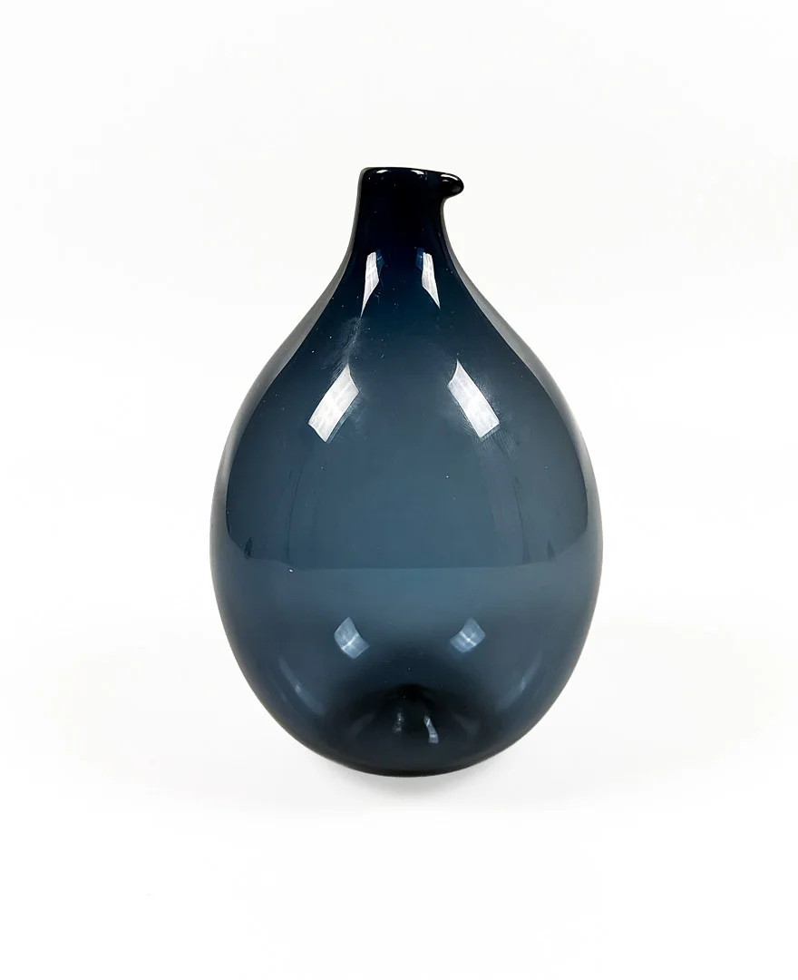 TIMO SARPANEVA. KANNA, glas, "Bird Bottle", signerad, Iittala, Finland. — Art glass — Auktionshuset STO Bohuslän