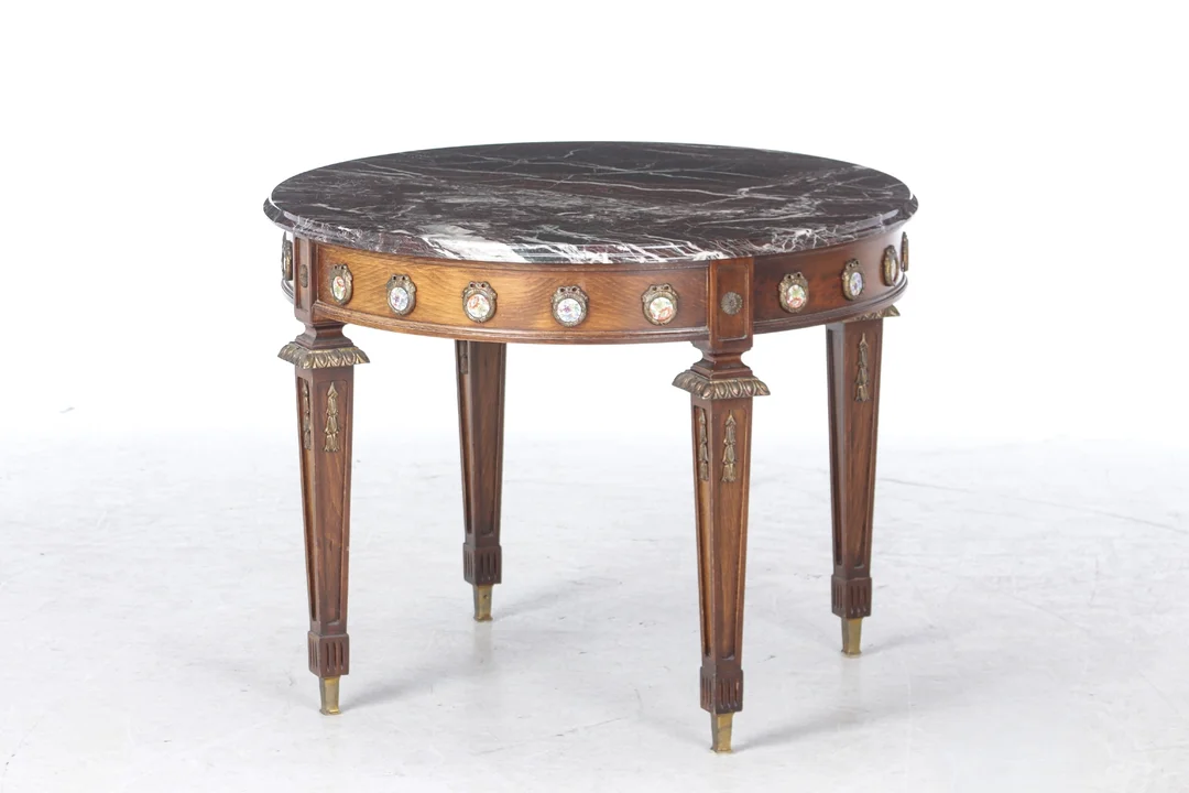 Louis XVI style coffee table with marble top, 20th century. — Furniture/Coffee tables, occasional tables — Lauritz