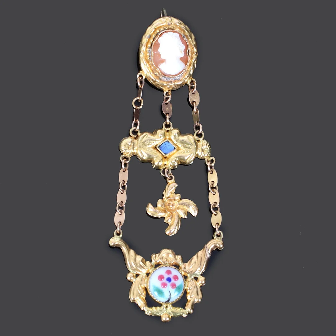 HÄNGE, 18k guld med camé, stämplad EN, 18/1900-tal. — Brooches & Pendants — Stadsauktion Sundsvall